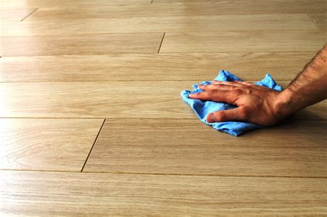 Hoe vuil op hardhouten vloeren te reinigen